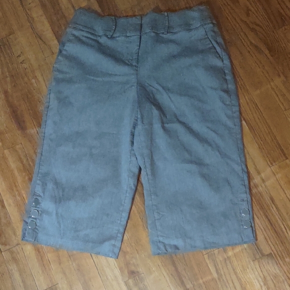 Gray Lane Bryant Capri Pants Elastic Band Button Leg Accents - Size 16P - Picture 1 of 6